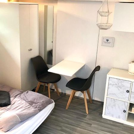 Modernes Zimmer mit Küchenzeile und Bad Denkte Exterior foto